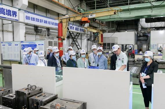 毕海宏场长、柳下范人副场长进行了制造现场的介绍