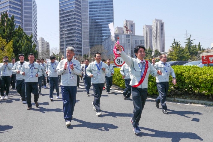 接力带交到尹松鹤党委书记手中